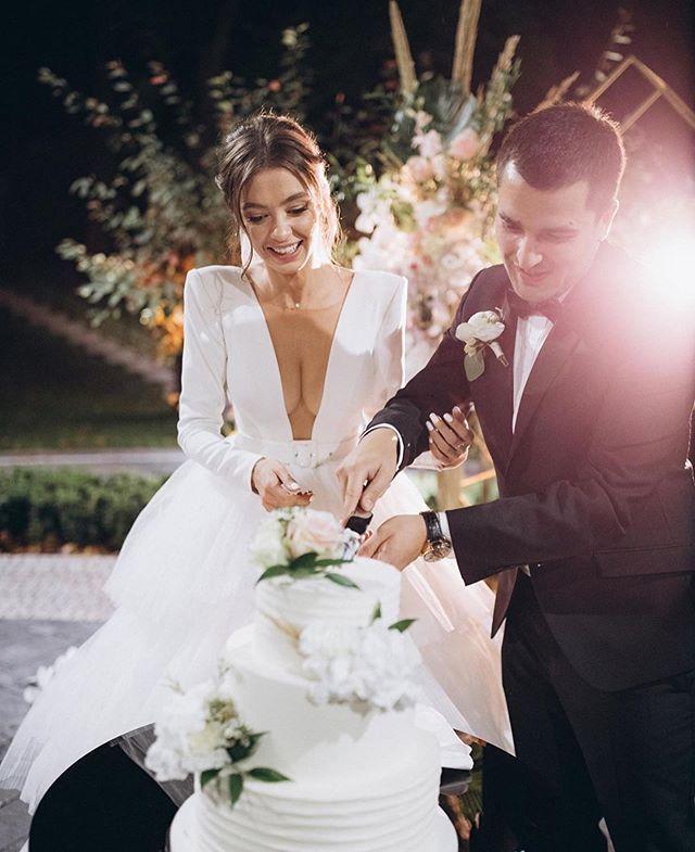 Plunging Sexy Tiered Dresses Scoop Neck Long Sleeves Satin Sweep Train Custom Made Country Wedding Gown Vestido De Novia