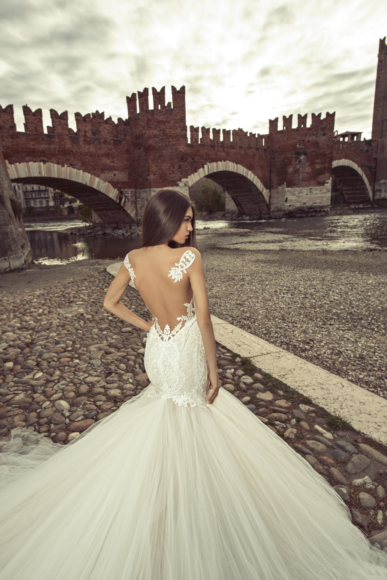 Julia Kontogruni Mermaid Wedding Dresses 2019 Sheer V Neck Cap Sleeves Lace Applique Court Train Beach Wedding Dress Backless Bridal Gowns