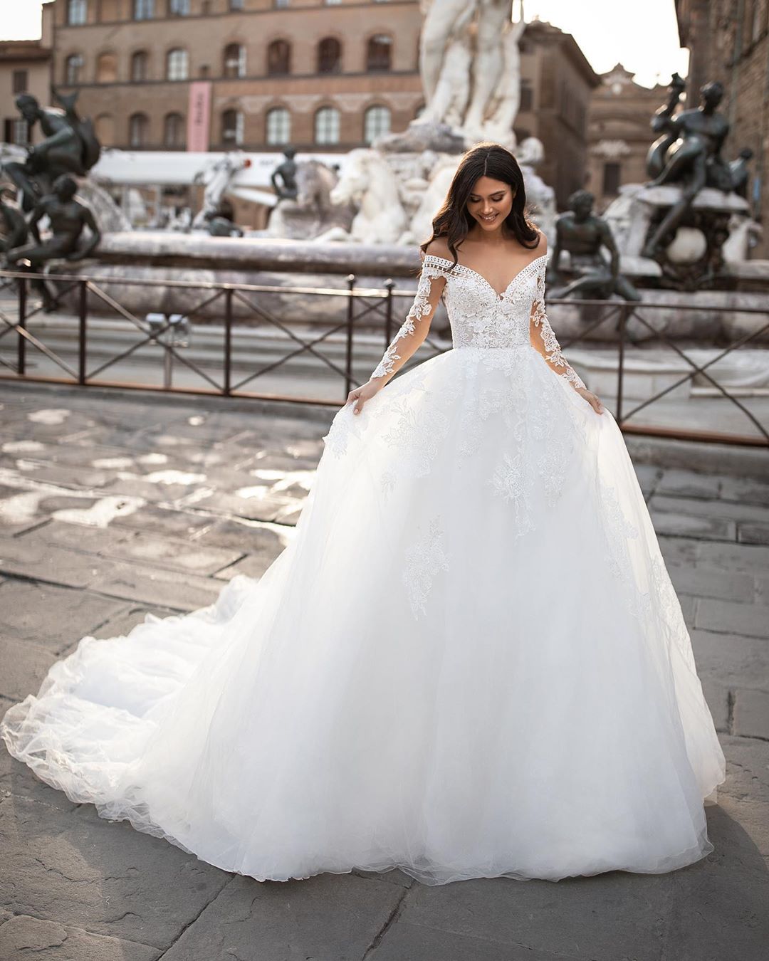 Backless Fabulous Lace Wedding Dresses Sheer Off The Shoulder Long Sleeves Bridal Gowns Appliqued A Line Sweep Train Robe De Marie