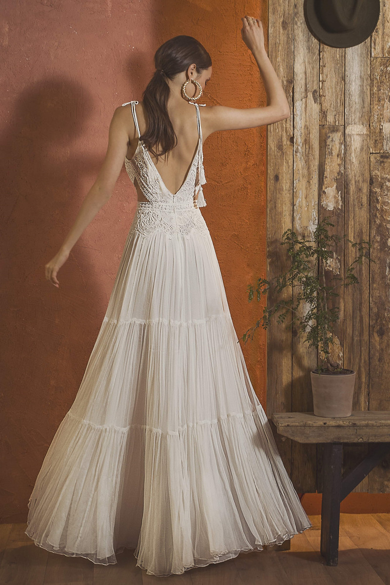 Backless Amazing Bohemian Beach Wedding Dresses Spaghetti Straps Neck Boho Lace Bridal Gowns A Line Floor Length Tulle Robe De Marie