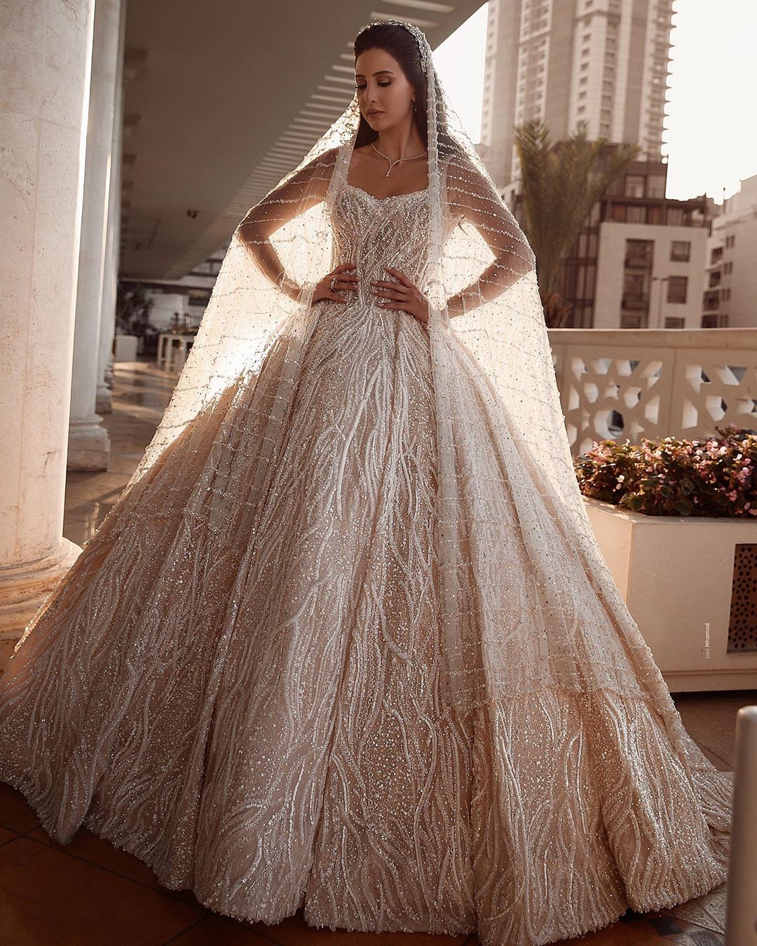 Vintage Champagne Crystal Beaded Spaghetti Ball Gown Wedding Dresses Luxury Sequined Saudi Arabic Dubai Plus Size Bridal Gown CPH029
Vintage Champagne Crystal Beaded Spaghetti Ball Gown Wedding Dresses Luxury Sequined Saudi Arabic Dubai Plus Size Bridal Gown CPH029
