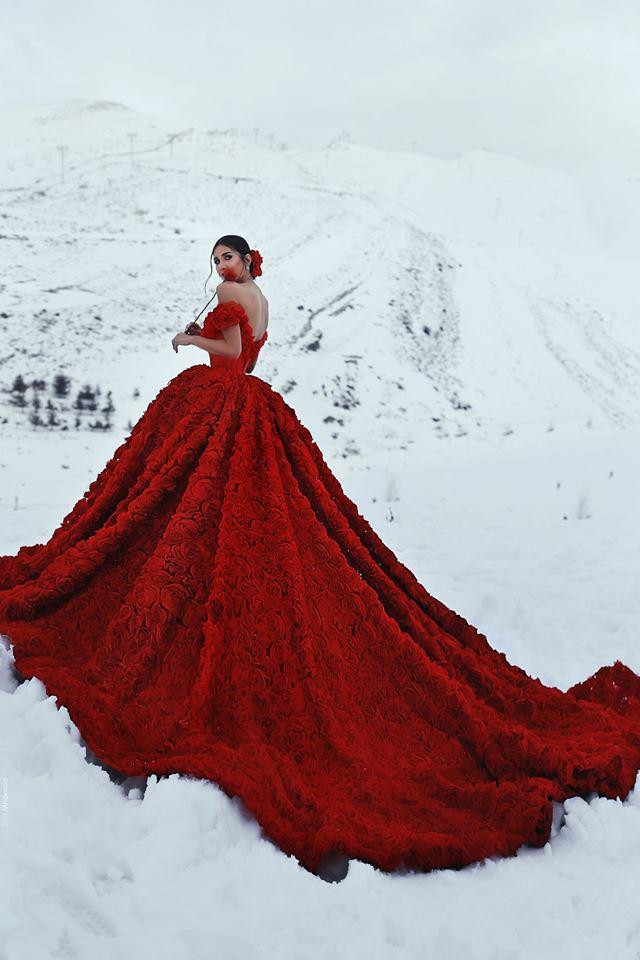 2023 Bridal Gowns Dark Red Wedding Dresses with 3D Rose Flowers Cathedral Train Arabic Middle East Church Off Shoulder Backless