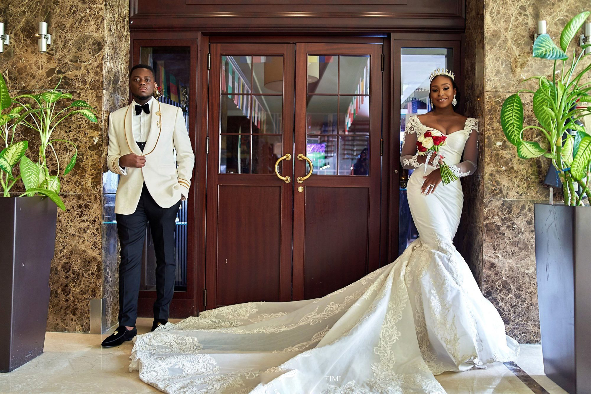 2019 New African Mermaid Wedding Dresses V Neck Lace Appliqued Court Train Long Sleeve Beach Wedding Dress Plus Size Country Bridal Gowns