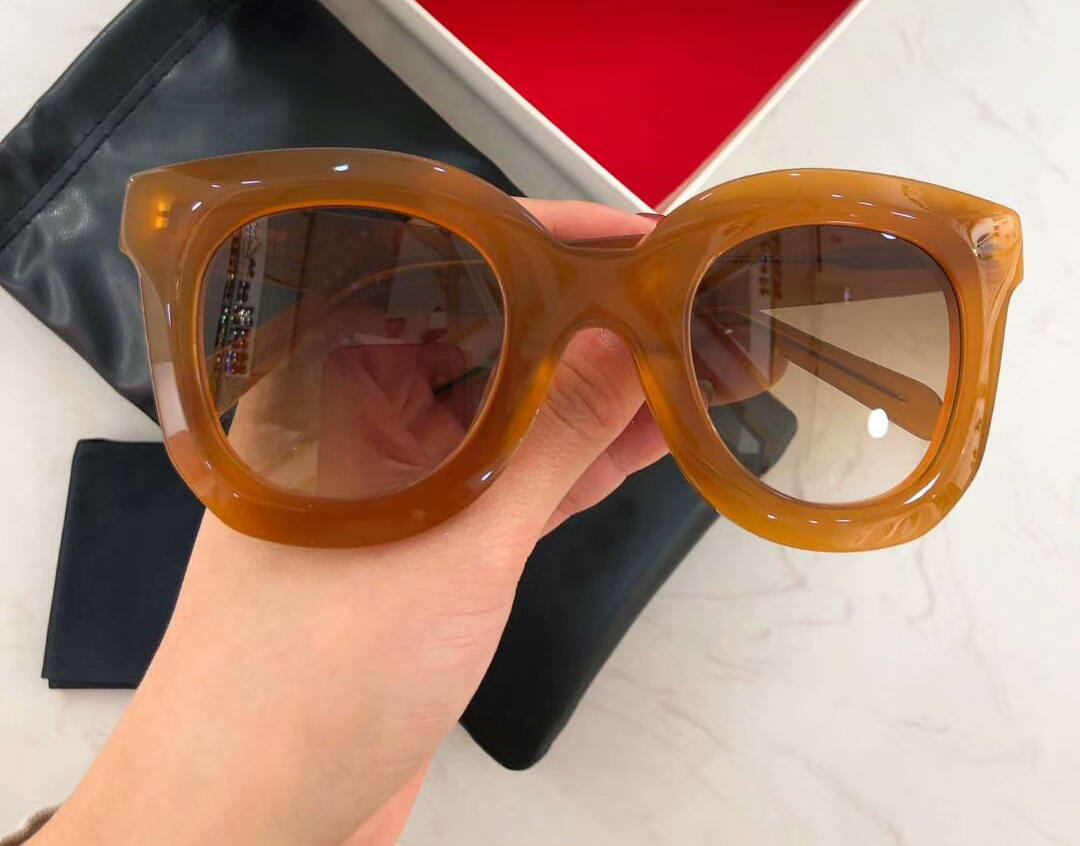 41093 Butterfly Sunglasses Transparent Milky Khaki Brow Shaded Lenses Sonnenbrille women Sunglasses glasses New with box
41093 Butterfly Sunglasses Transparent Milky Khaki Brow Shaded Lenses Sonnenbrille women Sunglasses glasses New with box