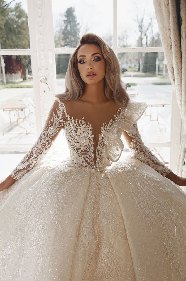 2020 Gorgeous Lace Ball Gown Wedding Dresses Appliques Beads Long Sleeves Luxury Crystal Saudi Arabian Dubai Bridal Gowns With Petticoat