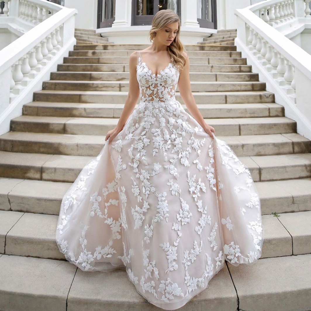 A Line Amazing Lace Backless Wedding Dresses V Neck Sleeveless Appliqued Bridal Gowns Tulle Court Train Robe De Marie ppliqued