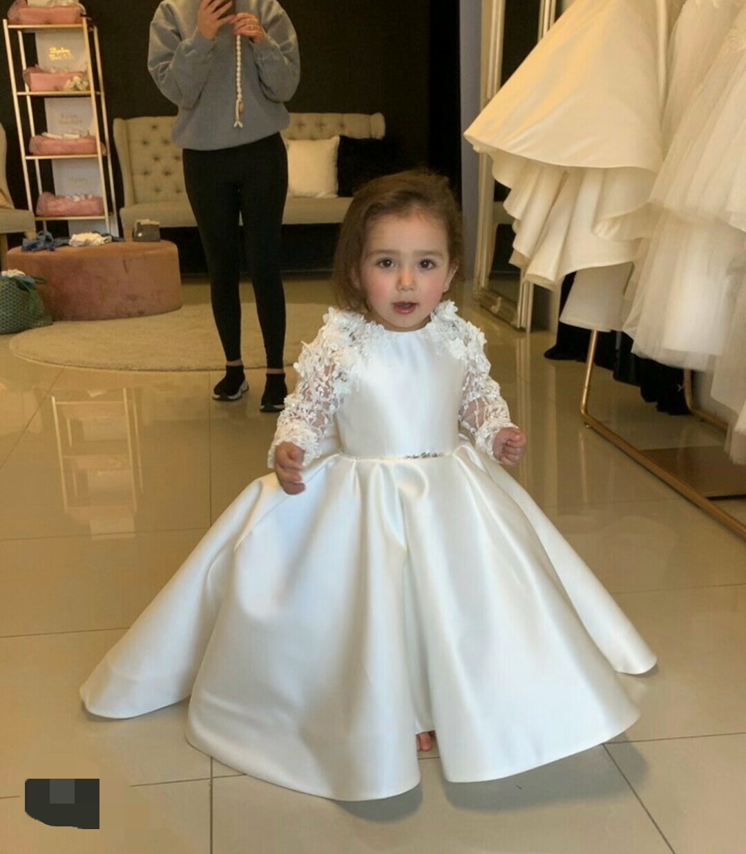 Cute White Flower Girl Dresses Jewel Long Sleeves Bow Applique Beaded Girl Pageant Gown Ruffle Tulle Tiered Skirts Birthday Gown Cheap