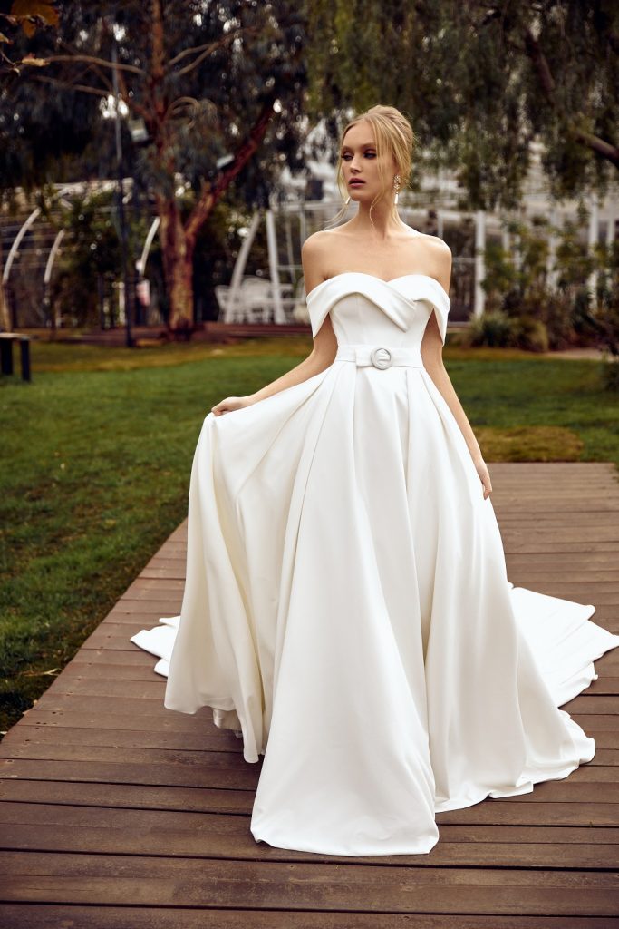 New Satin Beach Wedding Dresses Off Shoulder Short Sleeve Simply Bridal Gowns Sexy Backless Sweep Train Wedding Dress