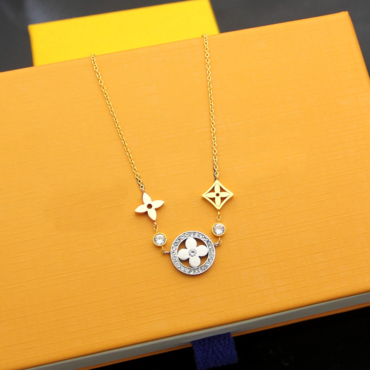 luxury designer jewelry women necklaces hollow out four leaf flower pendant necklace silver rose bracelet earrings three-piece suit jewelry
luxury designer jewelry women necklaces hollow out four leaf flower pendant necklace silver rose bracelet earrings three-piece suit jewelry