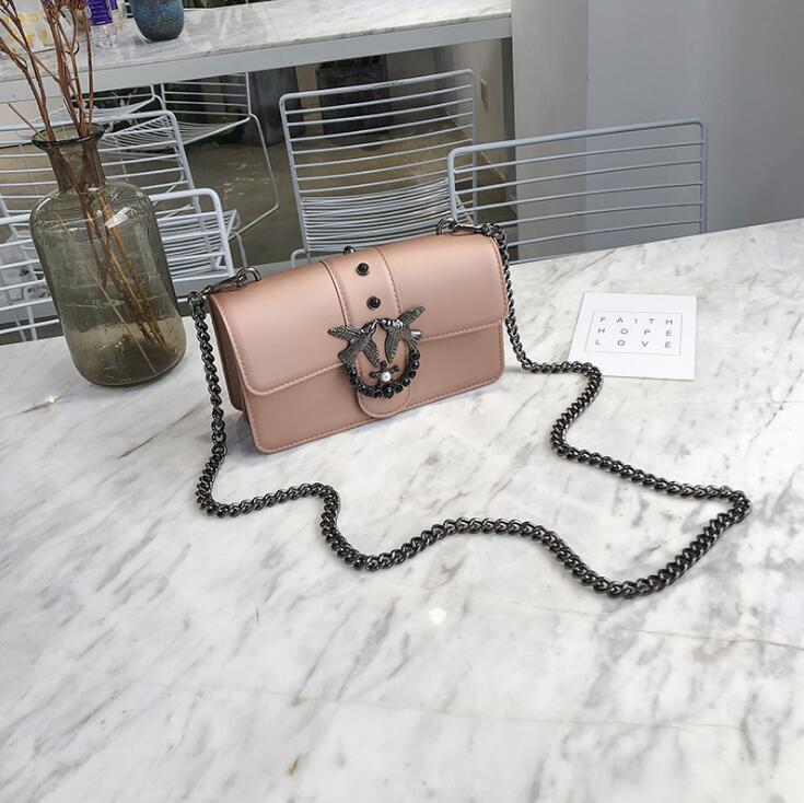 Factory wholesale women handbag street trend Pearl chain bag personality rivet fashion summer jelly handbags flip sweet diamond womens bags
Factory wholesale women handbag street trend Pearl chain bag personality rivet fashion summer jelly handbags flip sweet diamond womens bags