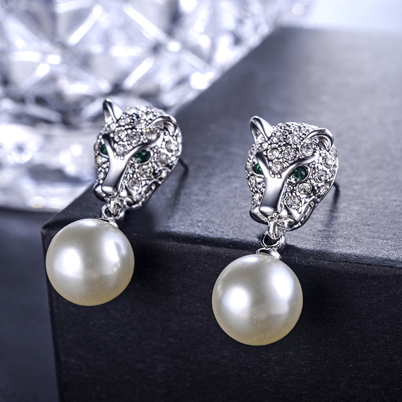 Fashion-personality full of diamond silver rose gold leopard pearl earrings fashion trend European and American earrings
Fashion-personality full of diamond silver rose gold leopard pearl earrings fashion trend European and American earrings