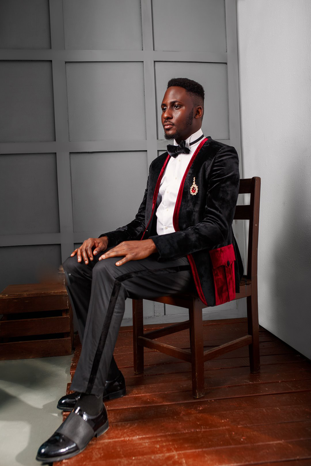 Mens Designer Wedding Tuxedos Black And Red Slim Fit Groom Wear Jacket 2 Piece Men Prom Tuxedos Suits