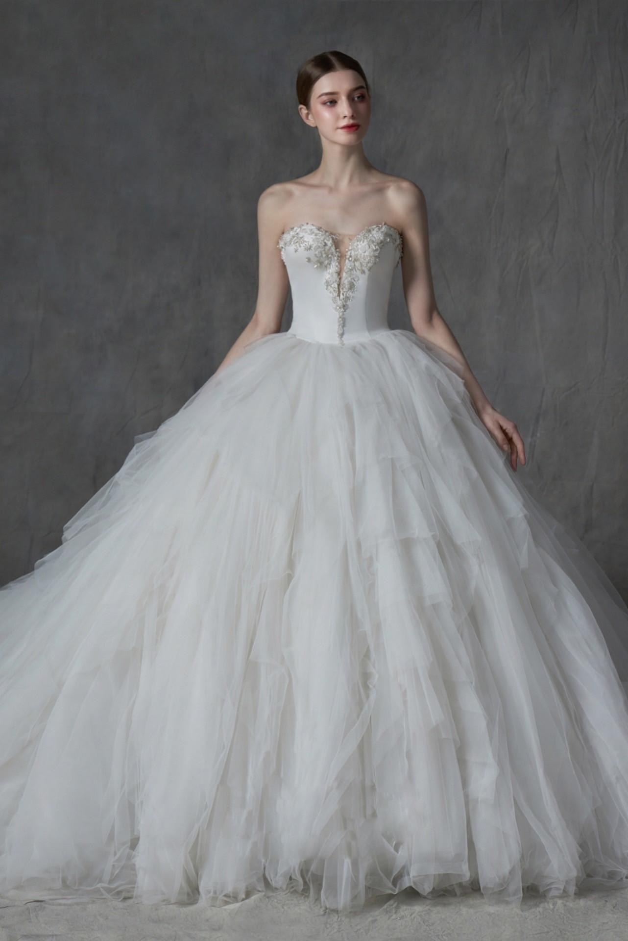 A Line Chapel Wedding Dresses Lace Applique Sweep Train Wedding Gowns Beaded Bridal Gown Custom Made Wedding Dress