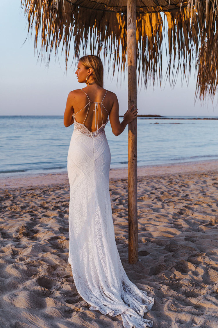 2019 Lace Mermaid Wedding Dresses Spaghetti Sexy Backless Appliques Sweep Train Beach Wedding Dress Custom Made Plus Size Bridal Gowns