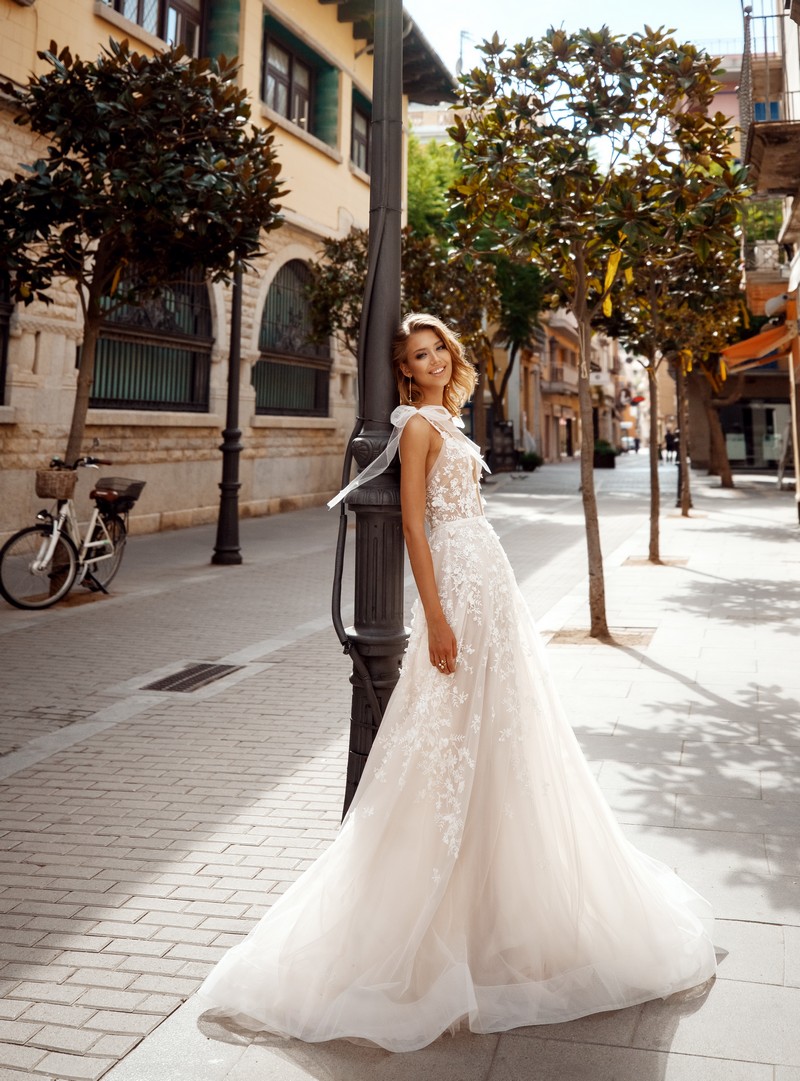 Beaded Stunning Lace Wedding Dresses Appliqued Deep V Neck Bridal Gowns A E Sweep Train Tulle Robe De Marie