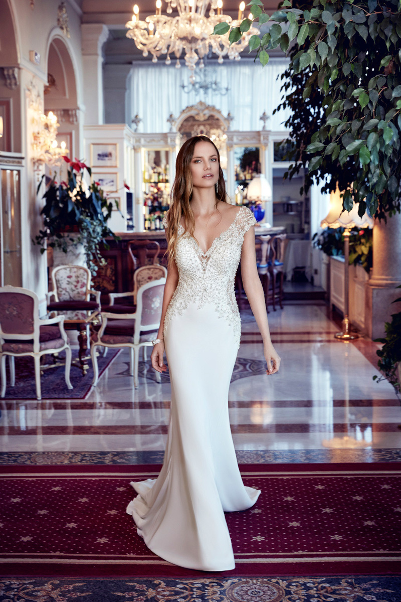 2019 Cap Sleeves Satin Mermaid Wedding Dresses V Neck Lace Applique Beaded Crystals Backless Court Train Wedding Bridal Gowns