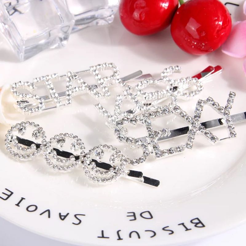 Crystal Rhinestone Letter Hair Clips 2020 Lady Wedding Party Hair Pins Fashion Girl Letter Barrettes Woman Hair Accession FS0513
Crystal Rhinestone Letter Hair Clips 2020 Lady Wedding Party Hair Pins Fashion Girl Letter Barrettes Woman Hair Accession FS0513