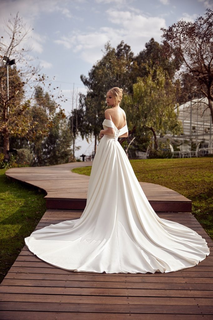 New Satin Beach Wedding Dresses Off Shoulder Short Sleeve Simply Bridal Gowns Sexy Backless Sweep Train Wedding Dress