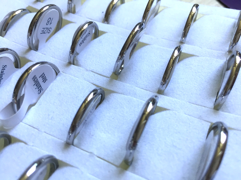 30pcs Wide 2mm Silver Band Ring Comfort-fit Quality 316L Stainless Steel Wedding Engagement Ring Men Women Elegant Classic Finger Ring Hot
30pcs Wide 2mm Silver Band Ring Comfort-fit Quality 316L Stainless Steel Wedding Engagement Ring Men Women Elegant Classic Finger Ring Hot