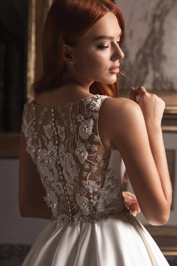 Beach A Line Wedding Dresses Beading Scoop Sleeveless Bridal Gowns Flower Appliques A Line Satin Wedding Dress