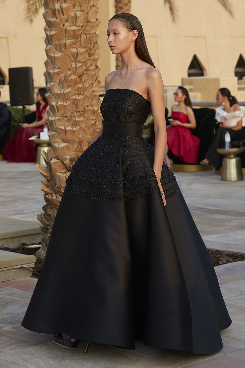 High Low Black Evening Dresses With Beaded Strapless A Line Sweep Train Satin Prom Dress Party Wear Custom Made Formal Occasion Gowns