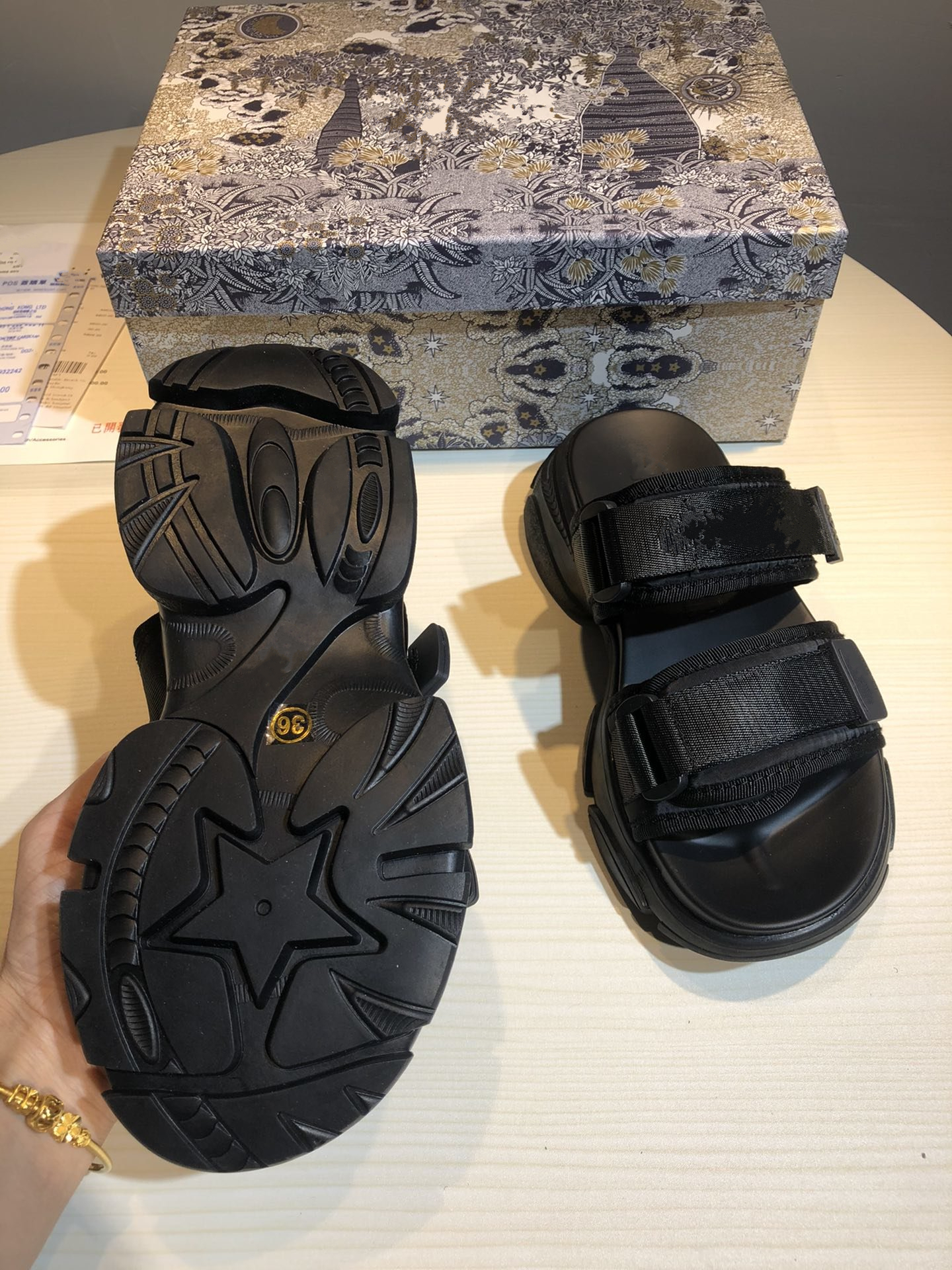 Sporty White Camouflage Technical Fabric Mule Platform Slides Designer Sandals Luxury Women Designer Shoes size 35 to 40, Extra carton;not shoes
Sporty White Camouflage Technical Fabric Mule Platform Slides Designer Sandals Luxury Women Designer Shoes size 35 to 40, Extra carton;not shoes