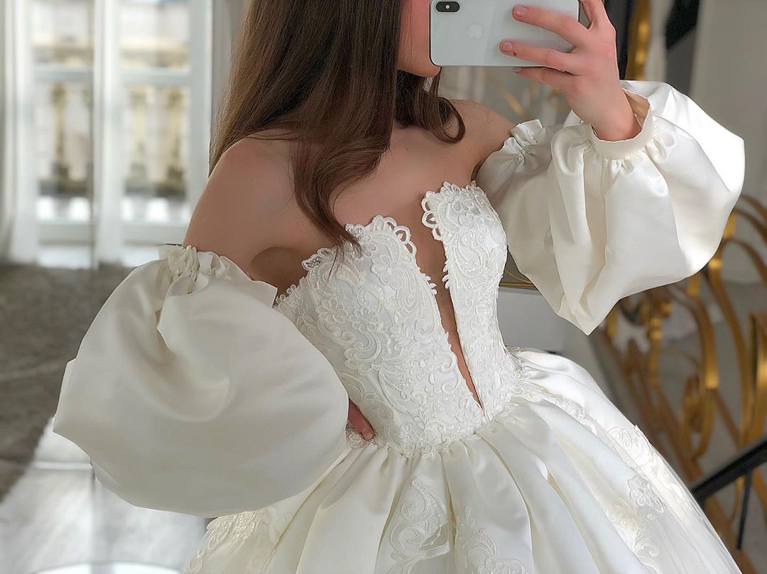 Long Fabulous Lace Sleeves Wedding Dresses Strapless Plunging Neck Sequined Bridal Gowns Sweep Train Satin Robe De Marie