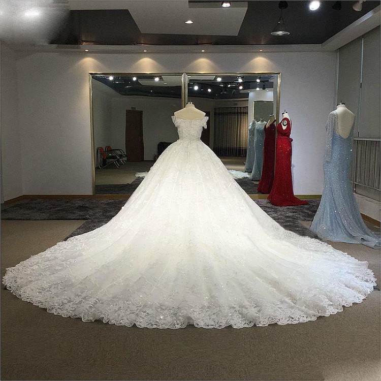 2019 Luxury Ball Gown Wedding Dresses With Petticoat Lace 3D Floral Appliqued Beads Off The Shoulder Arabic Bridal Gowns Plus Size Dress