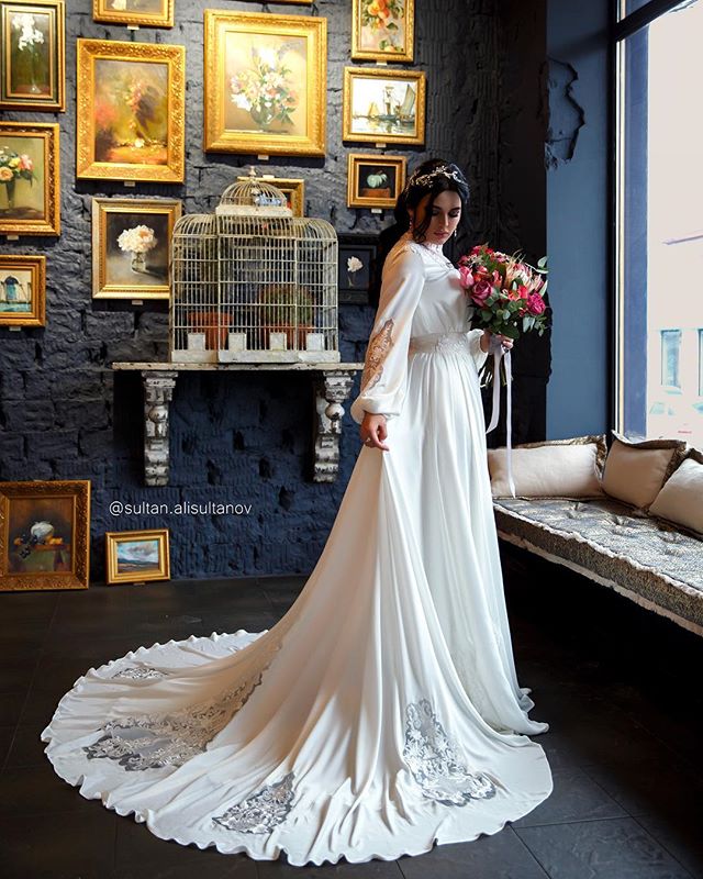 2020 New Arrival A Line Wedding Gowns High Neck Long Sleeve Tulle Lace Satin Wedding Dresses Sweep Length Applique Zipper Bridal Gowns