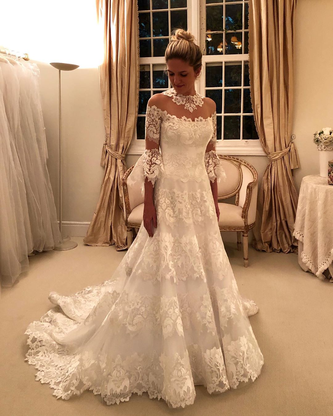 Long Stunning Sleeves Lace Wedding Dresses Sheer Jewel Neck Covered Buttons Bridal Gowns Sweep Train Robe De Mari E