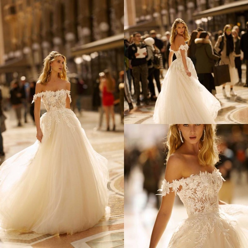 2020 Berta Wedding Dresses Off Shoulder Lace Appliqued Sleeveless Bridal Gowns Ruffled Backless Sweep Train Custom Made Robes De Mariée