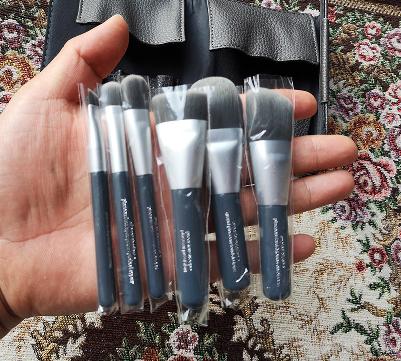 Brand Se 6pcs Mini Charcoal DELUXE ANTIBACTERIAL Brush Set 7pcs Brushes For Face Eye Lip Powder Foundation Eyeshadow Makeup Cosmetics Bag
Brand Se 6pcs Mini Charcoal DELUXE ANTIBACTERIAL Brush Set 7pcs Brushes For Face Eye Lip Powder Foundation Eyeshadow Makeup Cosmetics Bag