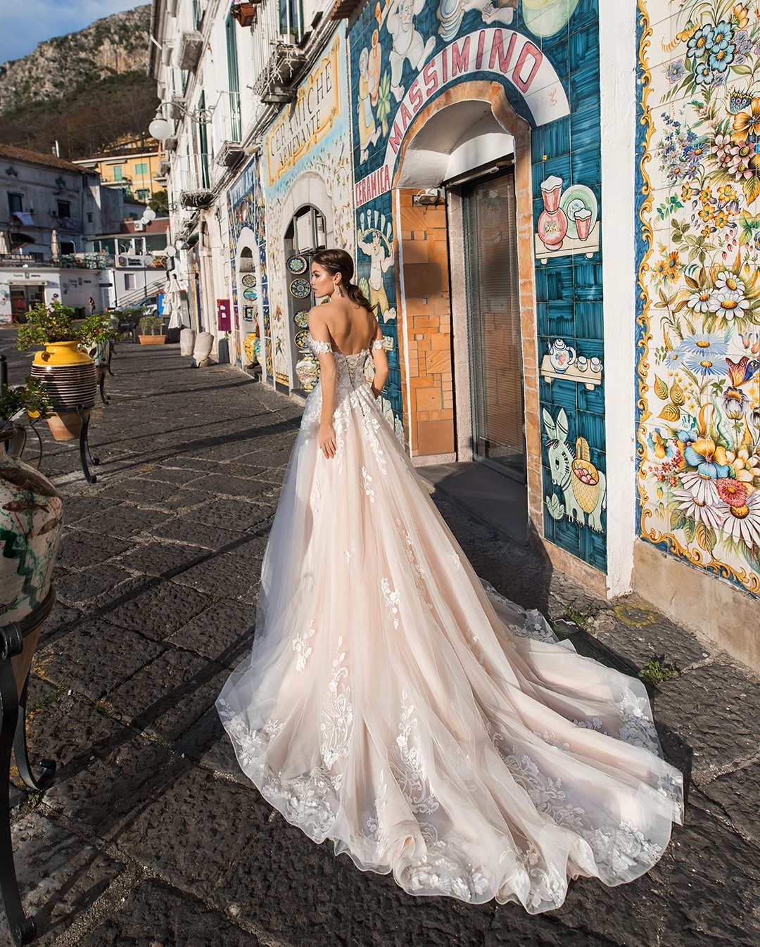 Appliqued Attractive Lace Wedding Dresses Off The Shoulder Neck Sleeveless Bridal Gowns A Line Sweep Train Tulle Robe De Marie