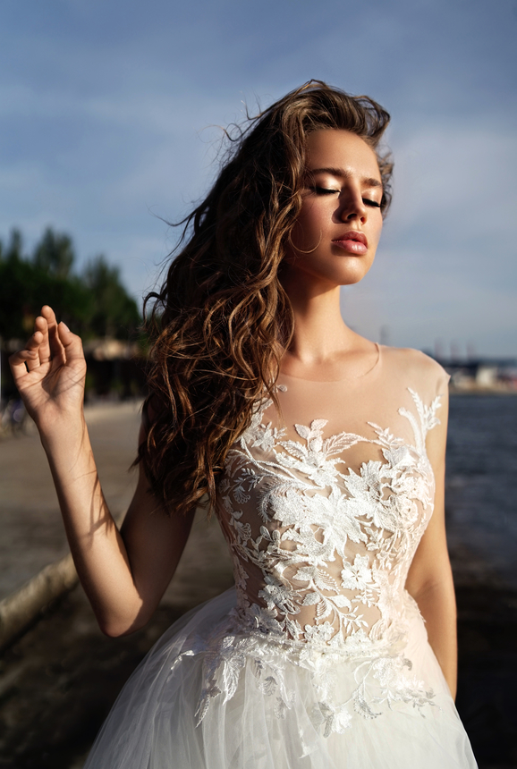 Simple A Line Tanya Grig Bohemian Dresses Jewel Neck Sleeveless Tulle Lace Applique Button Wedding Gowns Sweep Train robe de mariée