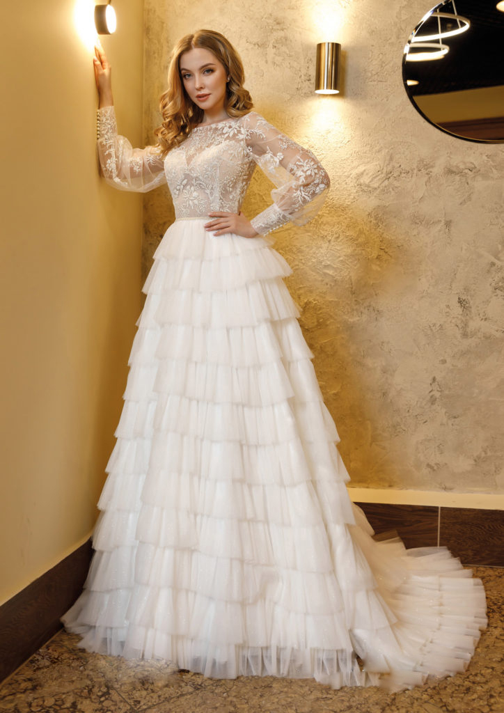 Fabulou Lace Tiered Wedding Dree Sheer Bateau Neck Long Sleeve Ridal Gown A E Sweep Train Tulle Robe