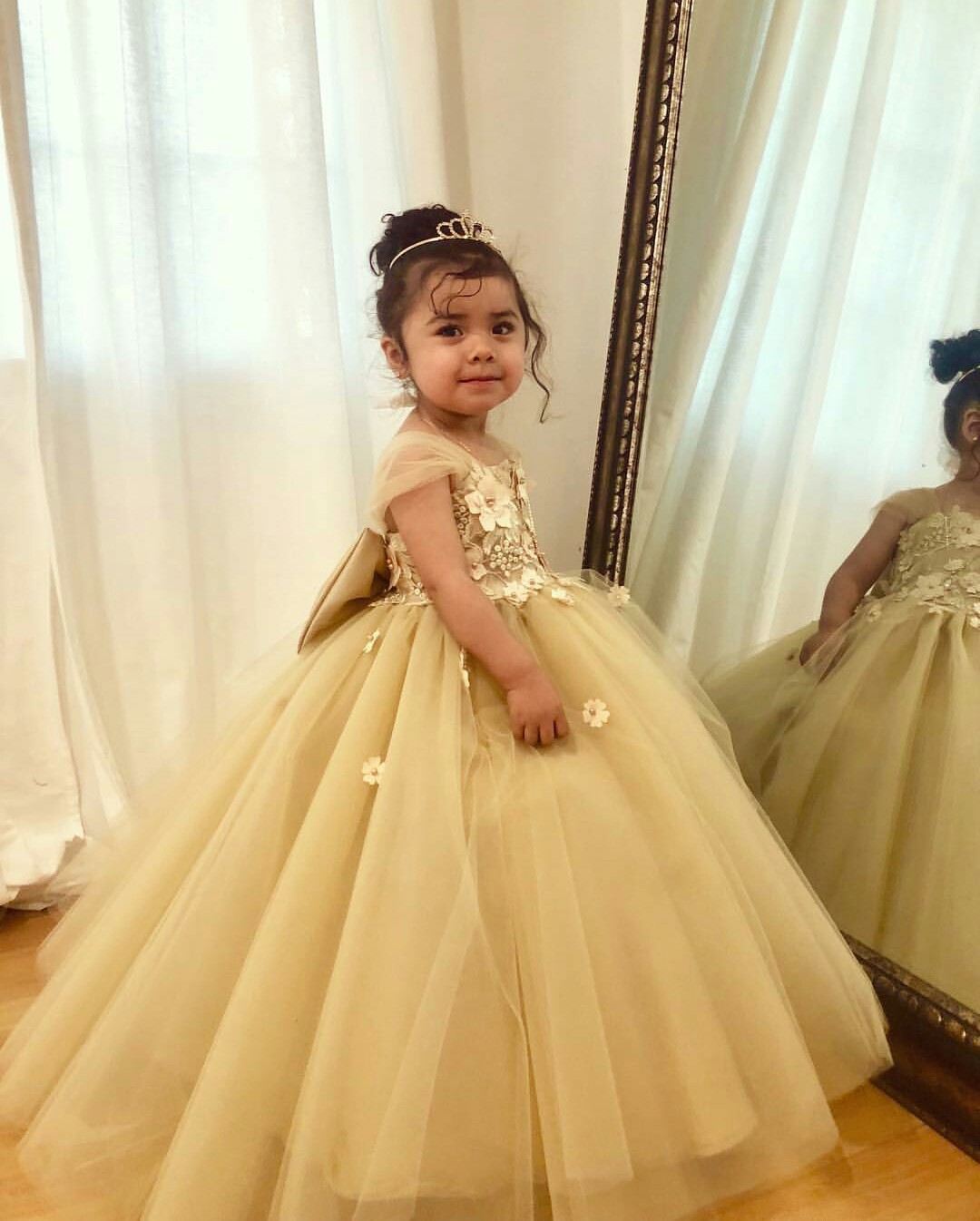 2019 Gold Girls Pageant Dresses Square Neck Lace Appliqued Big Bow Cute Flower Girls Dress Modest A Line Kids Party Gowns