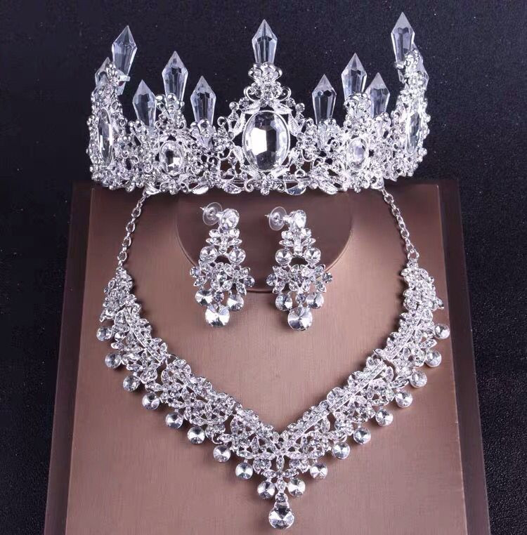 Best-selling high-end bridal wedding crown necklace earrings three-piece white crystal handmade exquisite craft birthday banquet headdress
Best-selling high-end bridal wedding crown necklace earrings three-piece white crystal handmade exquisite craft birthday banquet headdress