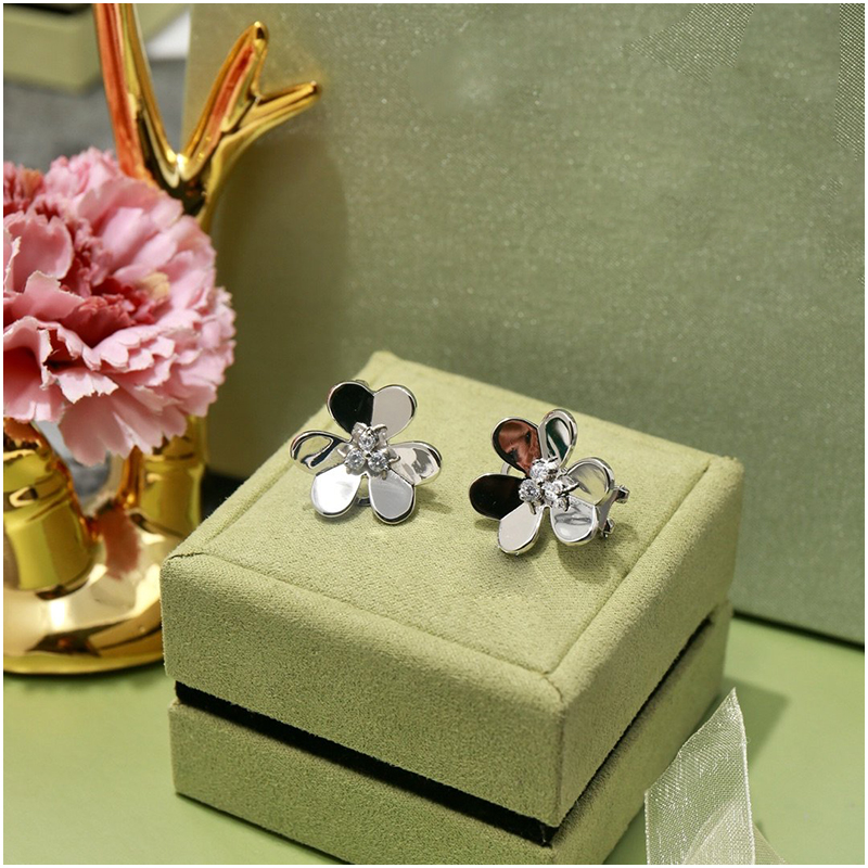Flower Earrings Clover Temperament Lady Earrings Dance Party High-end Quality Luxury Fashion Eardrop Luxury Designer Jewelry for Women
Flower Earrings Clover Temperament Lady Earrings Dance Party High-end Quality Luxury Fashion Eardrop Luxury Designer Jewelry for Women