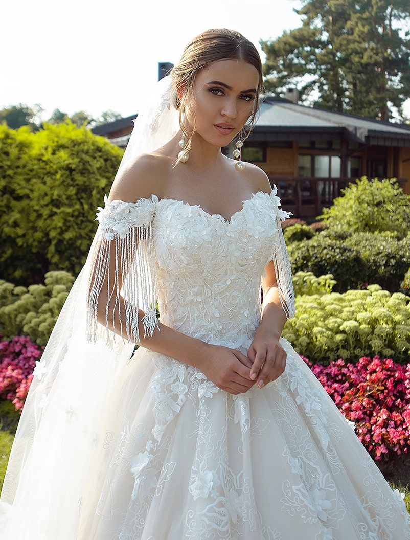 Robes De Mariée 2020 Tassel Wedding Dresses Lace 3D Floral Appliques Off The Shoulder Bridal Gowns Sweep Train A Line Country Wedding Dress