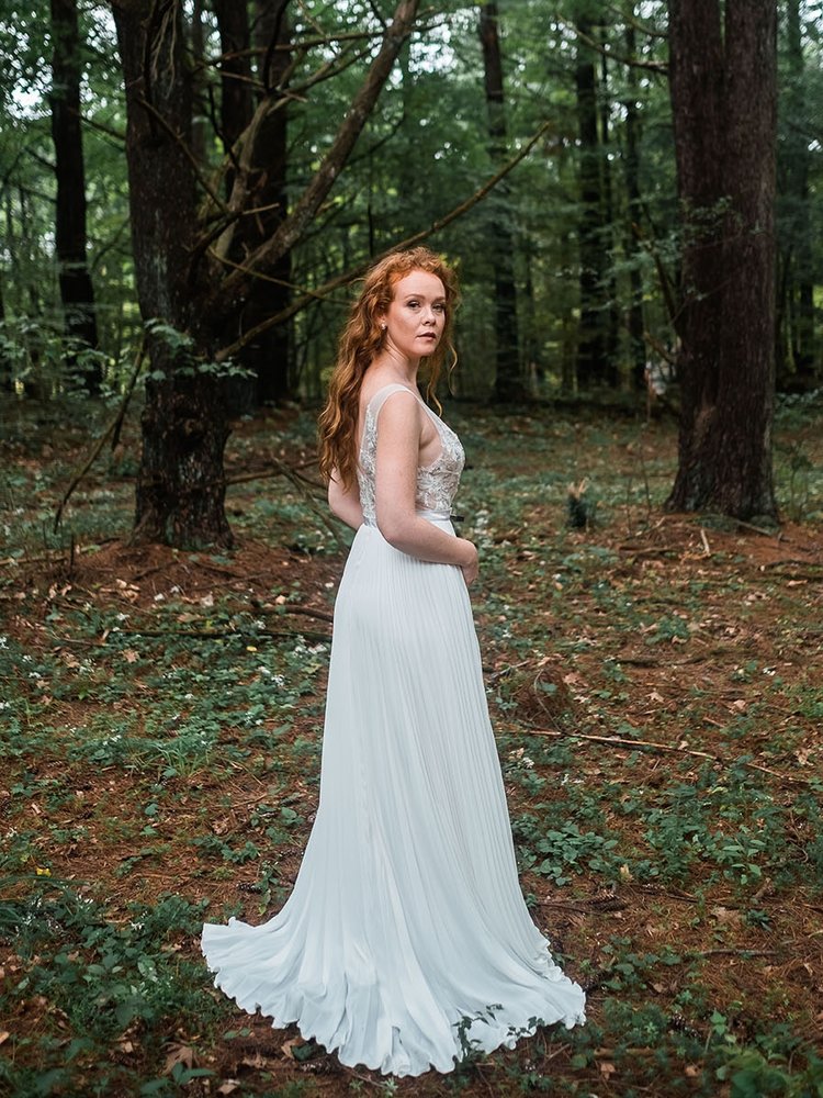 Newest Country Wedding Dresses V Neck Lace Bodice A Line Sweep Train Sleeveless Bohemia Wedding Dress Custom Sequins Plus Size Bridal Gowns