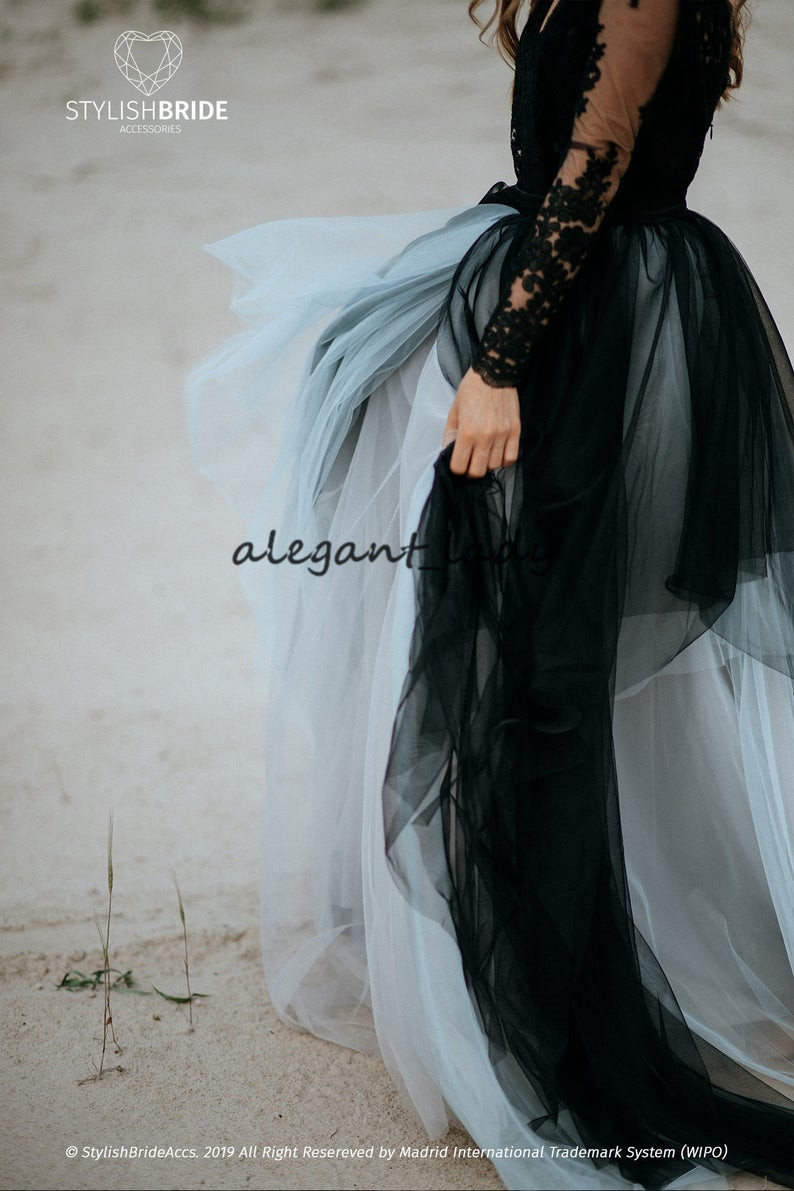 Vintage Black Bohemian Wedding Dresses with Long Sleeve 2023 Gothic Lace Backless V-neck Beach Garden Bridal Informal Temple Gown