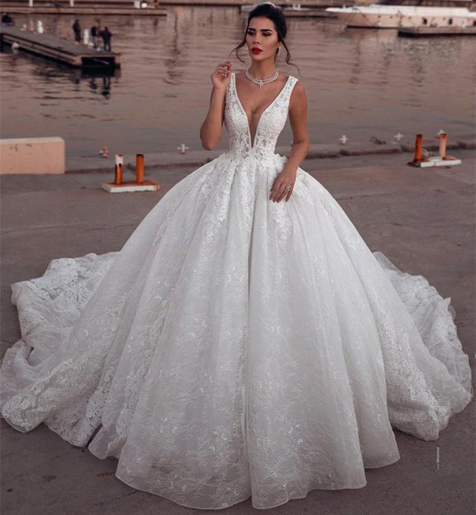 2019 Glamorous Cathedral Train Sleeveless V-Neck Wedding Dresses Ball Gown Lace Bridal Gowns Lace Bride Wedding Gowns, Red
2019 Glamorous Cathedral Train Sleeveless V-Neck Wedding Dresses Ball Gown Lace Bridal Gowns Lace Bride Wedding Gowns, Red