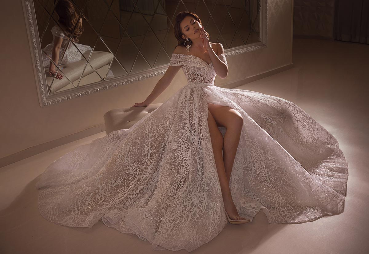 Elegant Wedding Dresses Off-Shoulder Tulle Beading Illusion Wedding Dress Split Weep Length Custom Made Backless Sexy Robes De Mariée