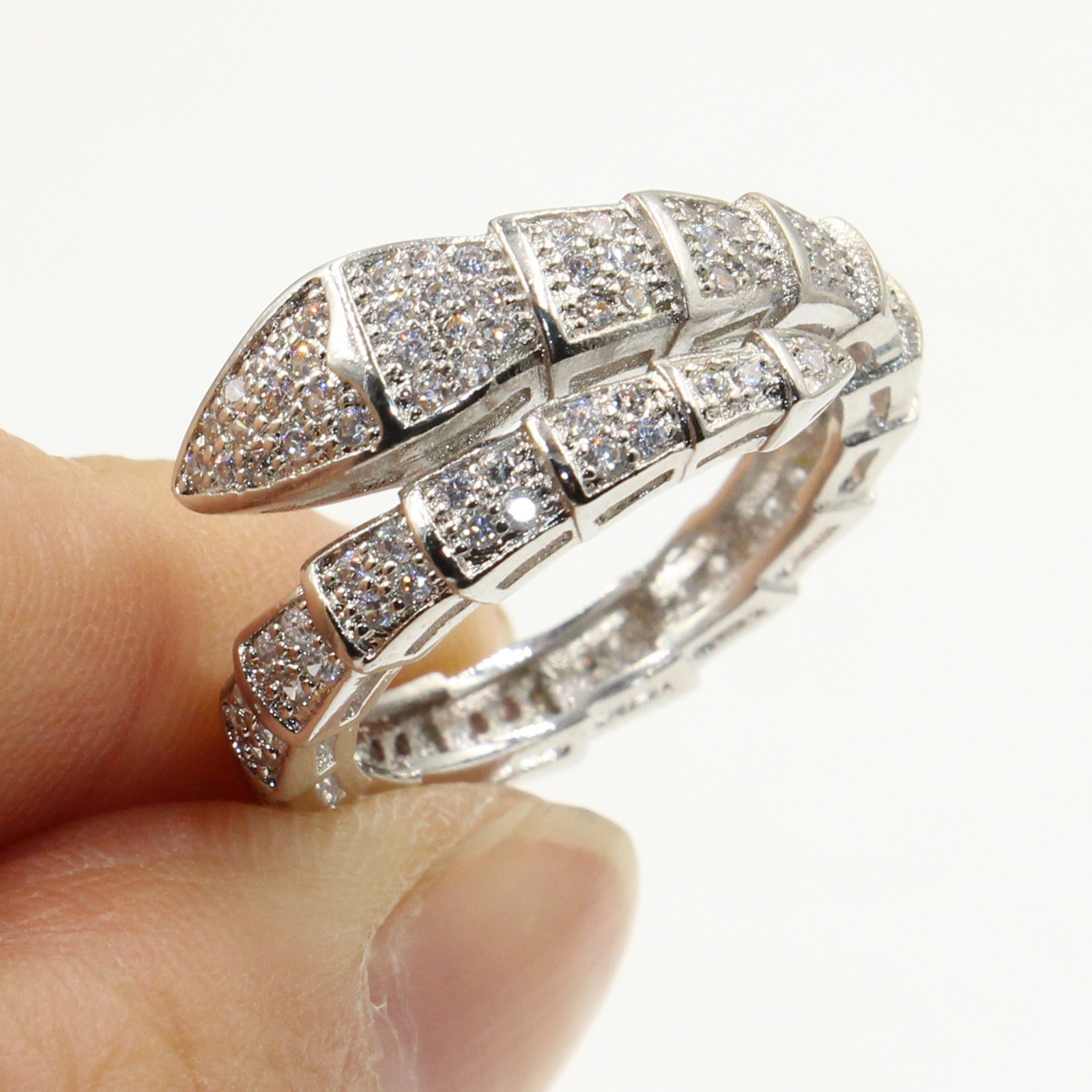 Punk Vintage Fashion Jewelry 10KT White Gold Fil Pave White Sapphire CZ Diamond Gemstones Party Eternity Ring Women Wedding Snake Band Ring