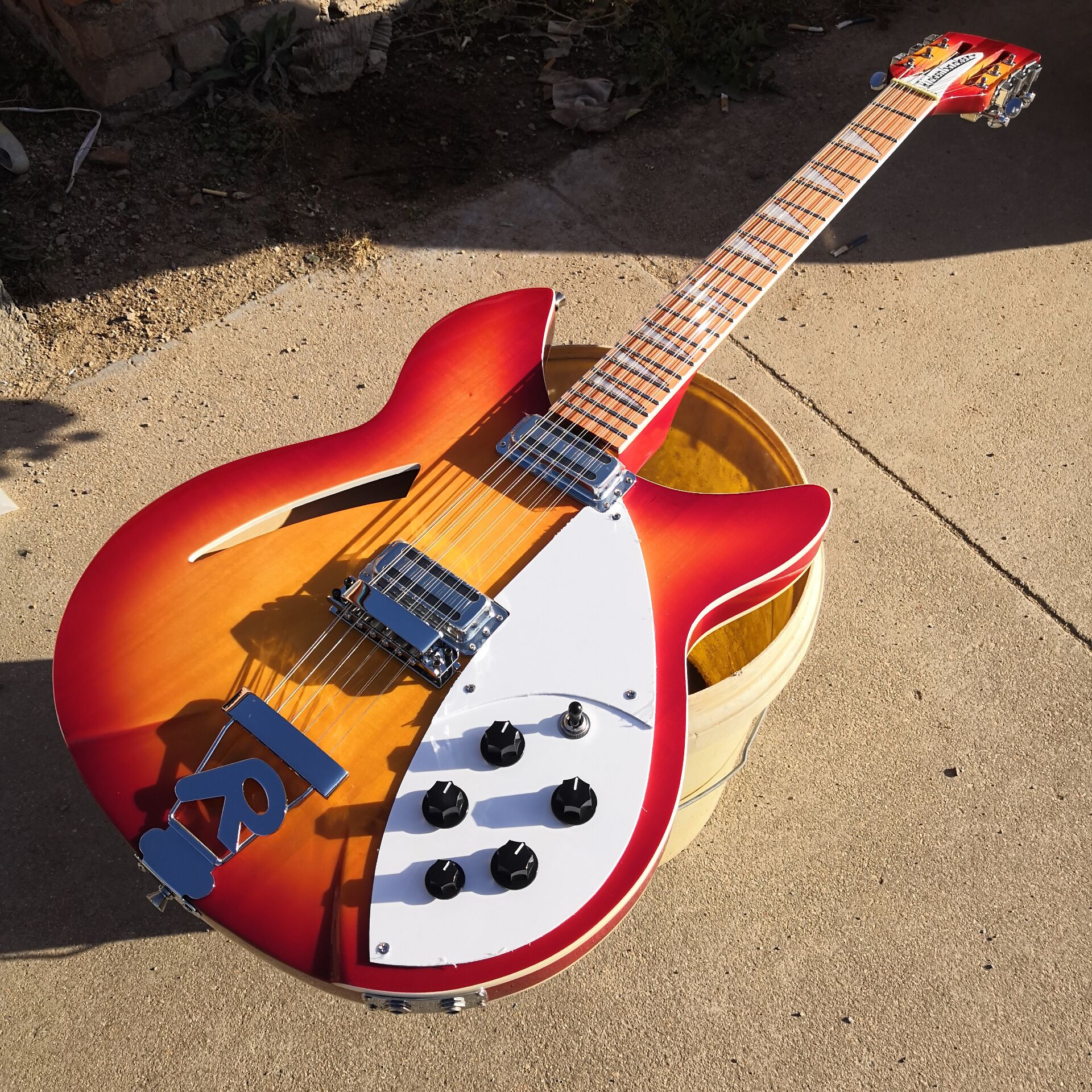 Cherry Sunburst 360 330 12 Strings Maple Top Electric Guitar Semi Hollow Body, Single F Hole, Triangle Pearl Inlay, 2 Input Jacks
Cherry Sunburst 360 330 12 Strings Maple Top Electric Guitar Semi Hollow Body, Single F Hole, Triangle Pearl Inlay, 2 Input Jacks