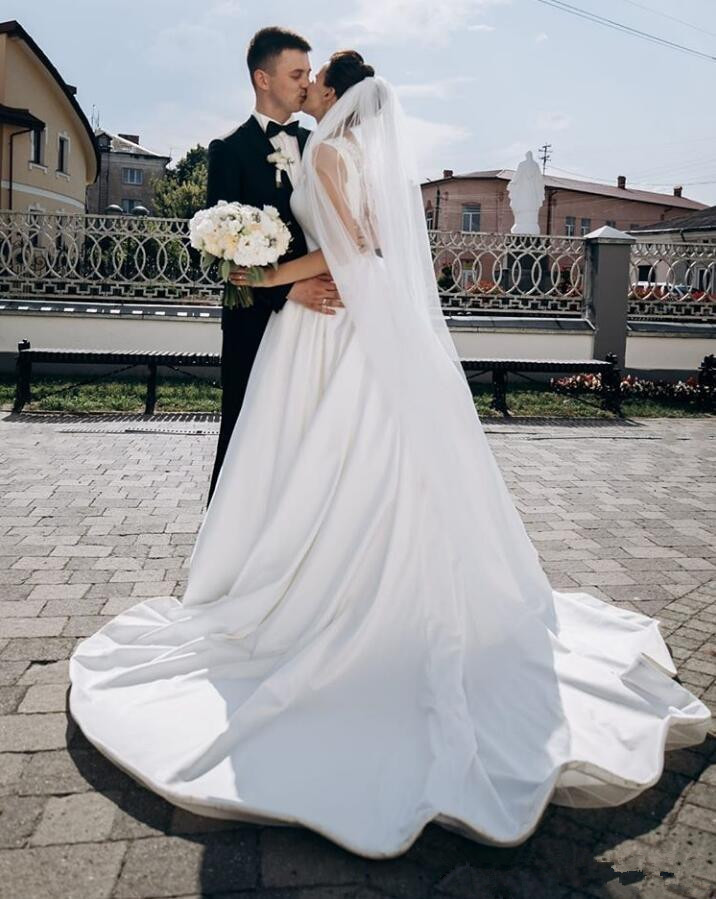 2020 Modest Satin Wedding Dresses Jewel Sleeveless Lace Applique Beaded vestido de noiva Sheer Back Bridal Gowns