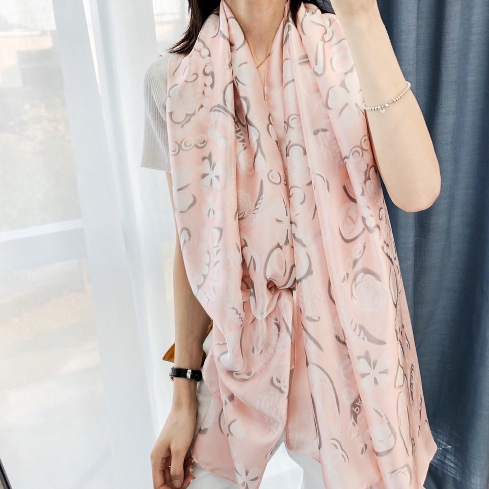 Luxury designer big brand spring and summer new sunscreen scarf ladies high-quality printed silk shawl scarf high-grade silk 180 * 90com sha
Luxury designer big brand spring and summer new sunscreen scarf ladies high-quality printed silk shawl scarf high-grade silk 180 * 90com sha
