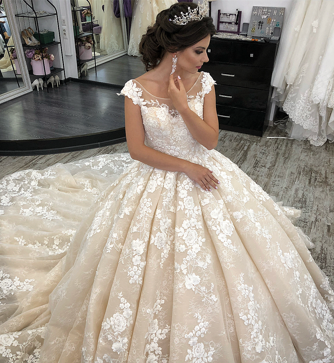 Champagne Lace Ball Gown Wedding Dresses Sheer Bateau Neck Beaded Bridal Gowns Appliqued Chapel Train Plus Size Vestidos De Novia 407