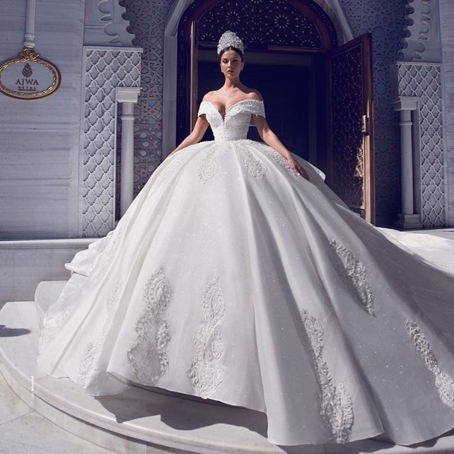 Luxury Ball Gown 2020 Ruffles Wedding Dresses Puffy Skirt Off The Shoulder Beaded Lace Appliqued Princess Garden Civil Bridal Wedding Gowns
