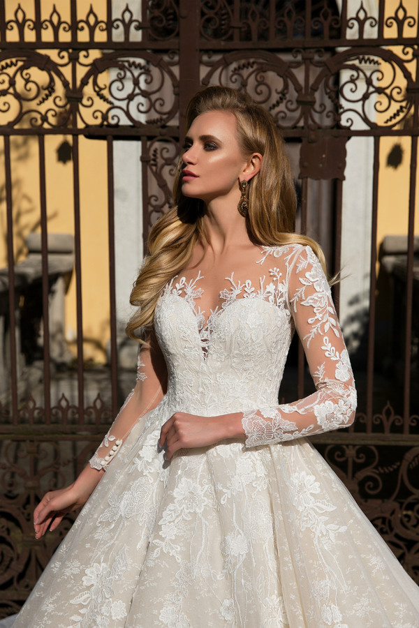 2020 Bohemian Wedding Dresses Scoop Neck Appliqued Long Sleeves Lace Bridal Gowns Ruffle Sweep Train Custom Made Robes De Mariée